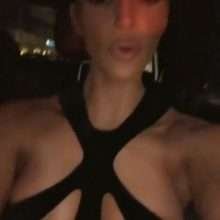Kim Kardashian exhibe ses gros seins à Hollywood