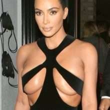 Kim Kardashian exhibe ses gros seins à Hollywood