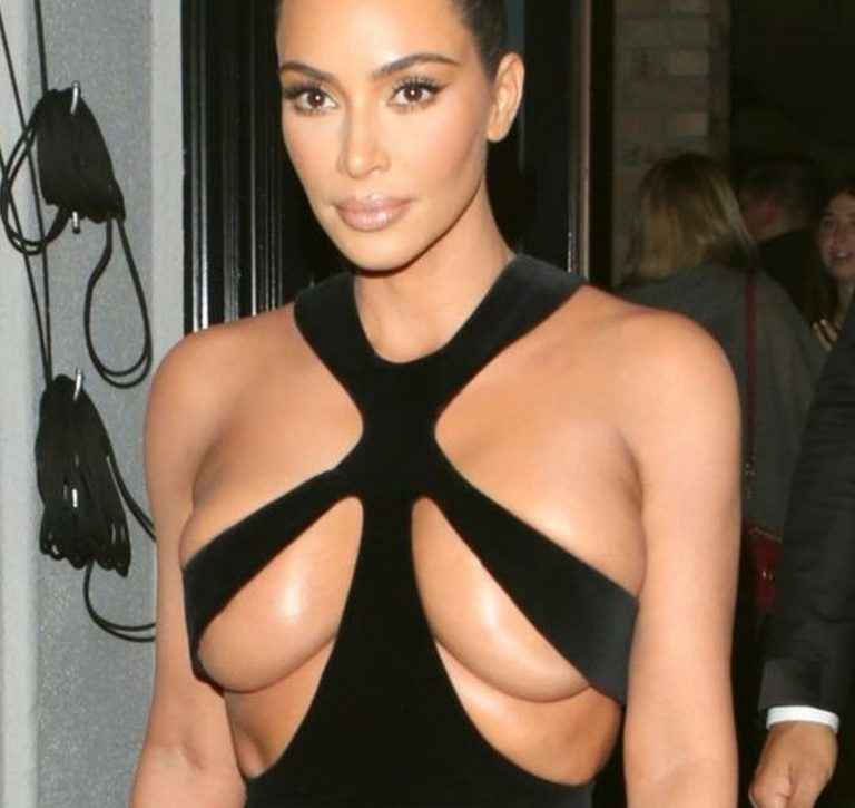 Kim Kardashian exhibe ses gros seins à Hollywood