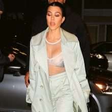 Kourtney Kardashian se balade en soutien-gorge transarent à New-York