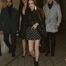 Lindsay Lohan exhibe son soutien-gorge à Paris