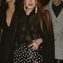Lindsay Lohan exhibe son soutien-gorge à Paris