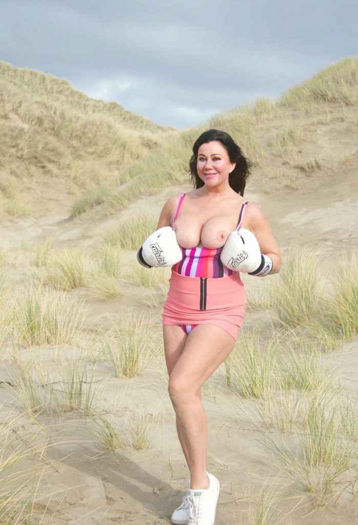 Lisa Appleton exhibe ses gros seins