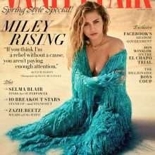 Miley Cyrus pose seins nus dans Vanity Fair