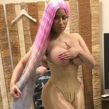 Nicki Minaj pose seins nus