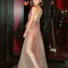 Olivia Culpo dans une robe transparente à Paris