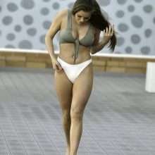 Rihanne Saxby en bikini en Espagne
