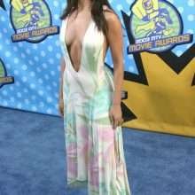 Roselyn Sanchez ouvre le décolleté aux MTV Movie Awards