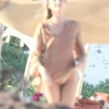 Candice Swanepoel pratique le nudisme à Tulum