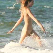 Candice Swanepoel pratique le nudisme à Tulum