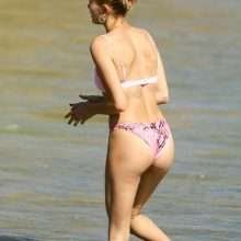 Hailey Baldwin en bikini à Laguna Beach