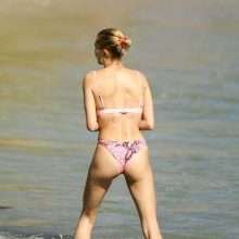 Hailey Baldwin en bikini à Laguna Beach