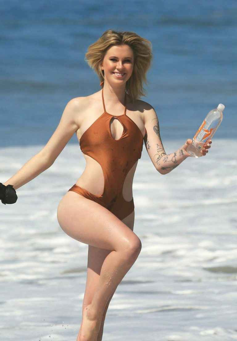 Ireland Baldwin en maillot de bain pour 138 Water