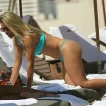 Jessica Ledon dans un bikini bleu à Miami