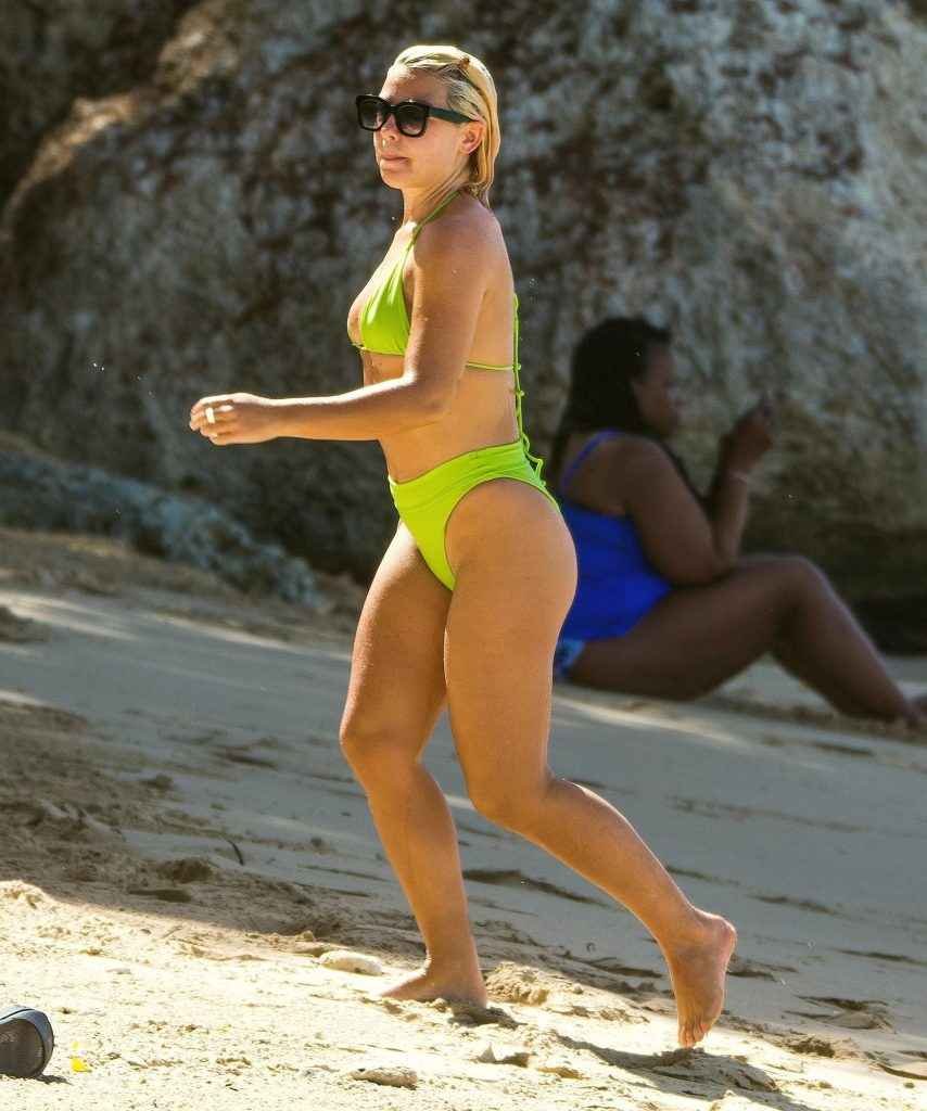 Jessica Woodley en bikini à La Barbade