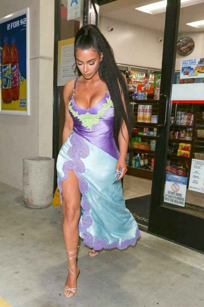 Kim Kardashian exhibe son décolleté à Newport Beach