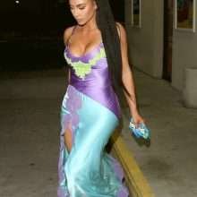 Kim Kardashian exhibe son décolleté à Newport Beach