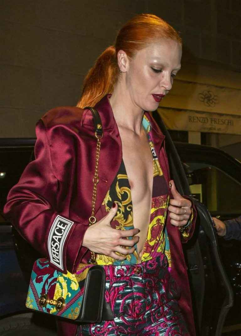 Oups ! Mariacarla Boscono exhibe un sein nu à Milan