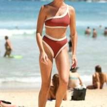 Montana Cox en bikini à Sydney