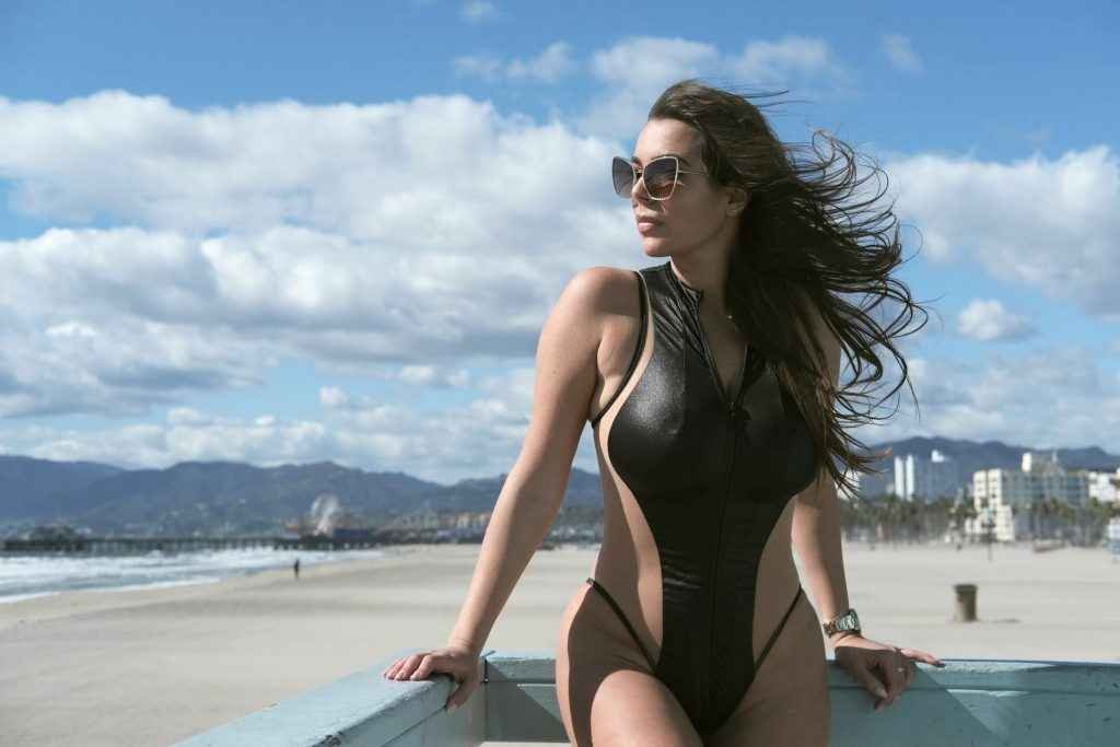 Nadine Mirada en maillot de bain à Santa Monica
