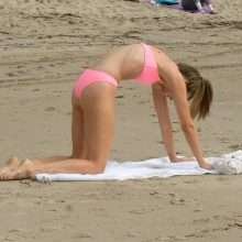 Rachel McCord dans un bikini rose