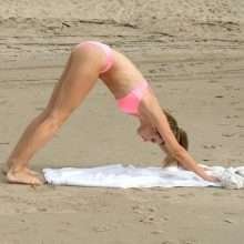 Rachel McCord dans un bikini rose