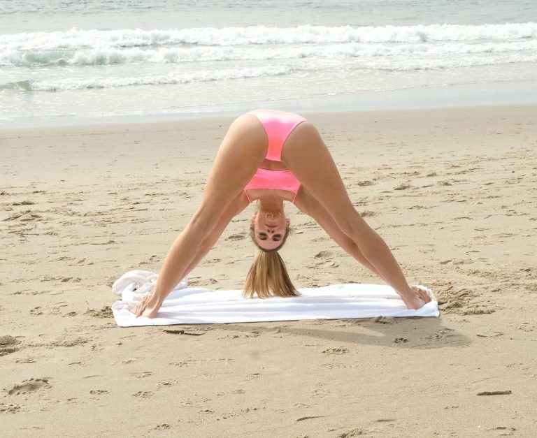 Rachel McCord dans un bikini rose