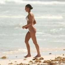 Oups, Sahara Ray exhibe un sein nu à la plage