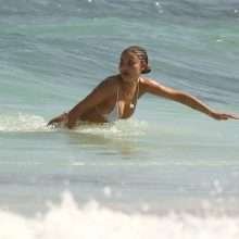 Oups, Sahara Ray exhibe un sein nu à la plage