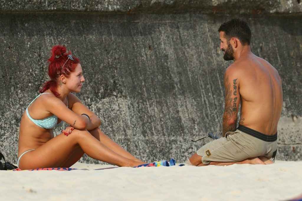 Sharna Burgess en bikini à Bondi Beach