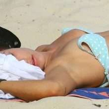 Sharna Burgess en bikini à Bondi Beach