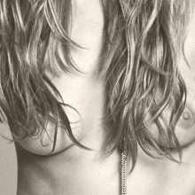 Toni Garrn pose seins nus