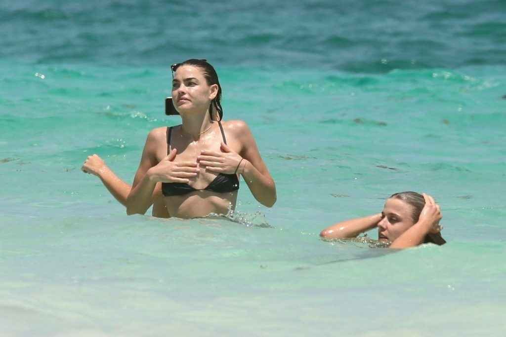 Bambi Northwood-Blyth en bikini avec des copines aux seins nus