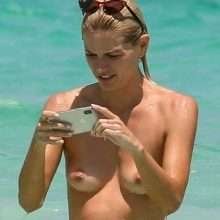 Bambi Northwood-Blyth en bikini avec des copines aux seins nus
