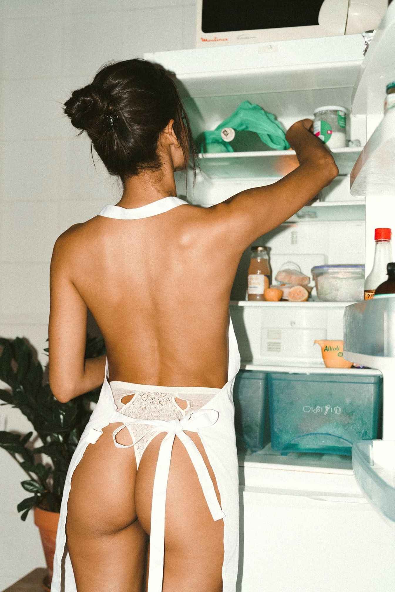 Camilla Romero à moitié nue dans sa cuisine