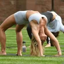Christine McGuinness fait son yoga dans un jardin public