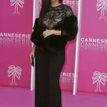 Hélène Sémonin exhibe ses gros seins au Festival des Séries à Cannes