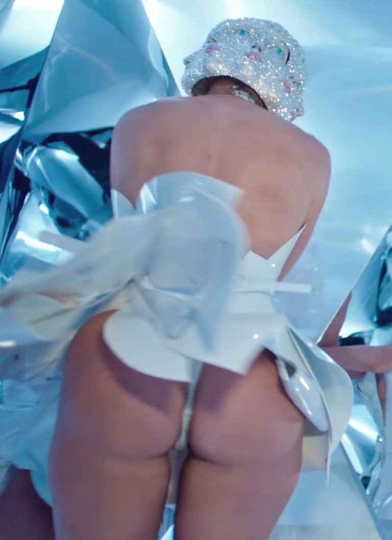 Jennifer Lopez les fesses à l’air dans son dernier clip vidéo