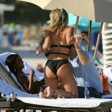 Jessica Ledon dans un maillot de bain noir à Miami Beach