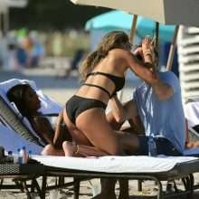 Jessica Ledon dans un maillot de bain noir à Miami Beach