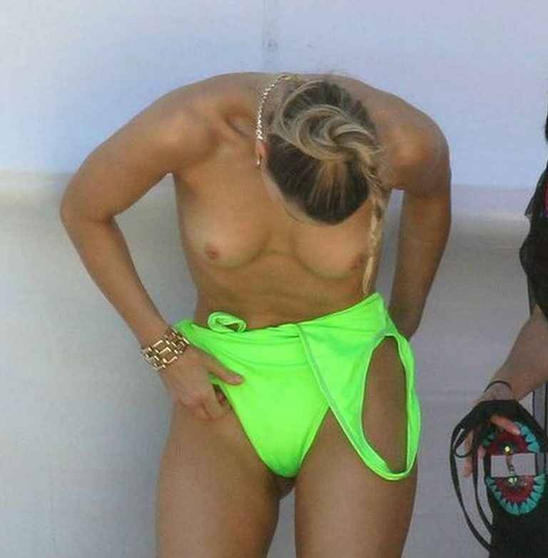 Joy Corrigan pose en maillot de bain les seins à l’air