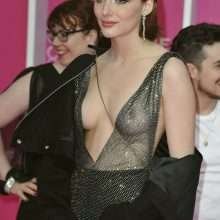 Juliette Gariépy exhibe ses petits seins nus au Festival des Séries de Cannes