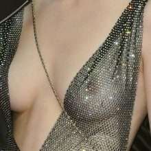 Juliette Gariépy exhibe ses petits seins nus au Festival des Séries de Cannes