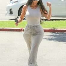 Kim Kardashian se balade sans soutien-gorge à Los Angeles