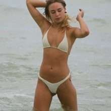 Kimberley Garner dans un bikini blanc à Miami