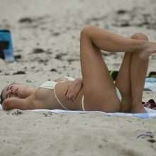 Kimberley Garner dans un bikini blanc à Miami