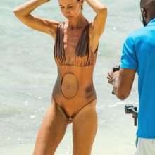 Lady Victoria Hervey en maillot de bain cuivré à La Barbade