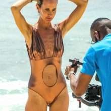 Lady Victoria Hervey en maillot de bain cuivré à La Barbade