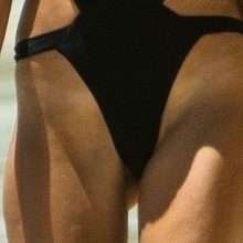 Lady Victoria Hervey sur la plage dans un maillot de bain trop petit