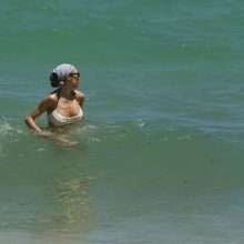 Oups ! Lilly Becker exhibe ses gros seins nus à Miami Beach